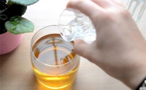Trộn trà với rượu, da sẽ trắng bóc, tóc sẽ bồng bềnh cực nhanh