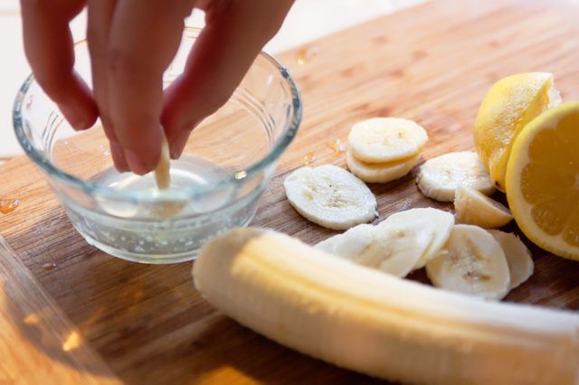 Da đen &rsquo;biến&rsquo; thành da trắng chỉ sau 1 đêm với... chuối