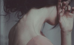 Em đang “say nắng” bạn thân của chồng sắp cưới