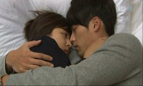 Lúc vợ hôn mê sâu tôi mới biết lý do tại sao dưới gối của cô ấy lúc nào cũng có cả chục hộp bao cao su dự trữ