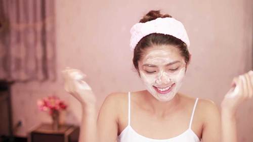 Nhúng mặt nạ giấy vào cốc nước cam rồi đắp lên mặt 5 phút, điều kỳ diệu sẽ xảy ra