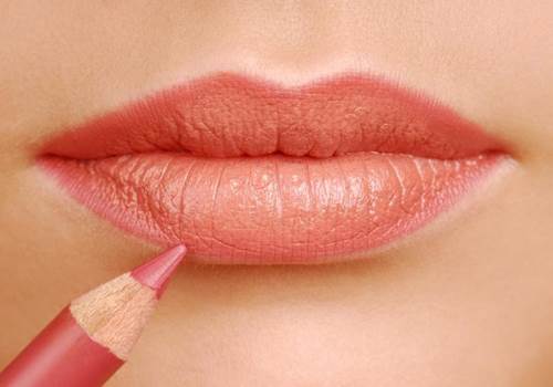 Những cách giữ son lâu trôi cho bạn tự tin cả ngày chẳng cần tô lại
