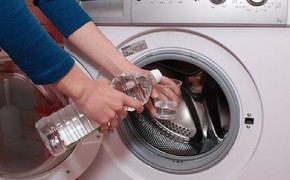 Máy giặt sạch như mới mua về chỉ bằng cách đổ chai nước này vào