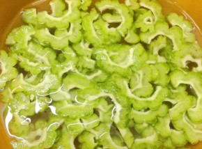 Xuống ngay 2cm mỡ bụng chỉ sau 8 tiếng chỉ bằng cách uống một cốc nước mướp đắng