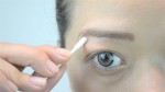 Lông mày dày gấp đôi nếu bạn dùng tăm bông chấm vào thứ này mỗi tối