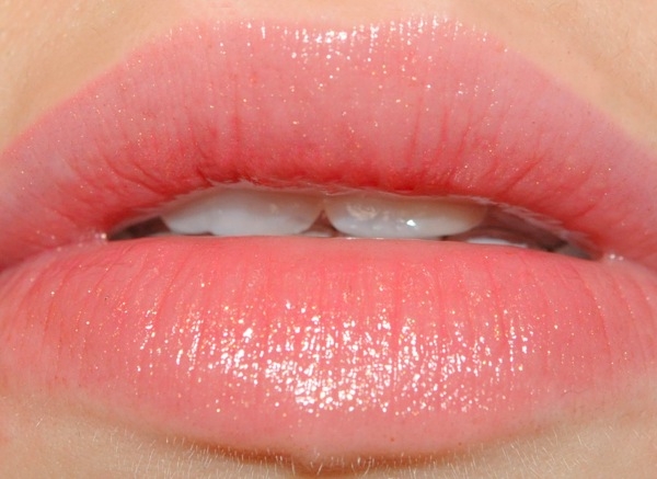 Biến môi thâm trở nên hồng hào trong tích tắc mà không cần xăm chỉ với nửa quả chuối