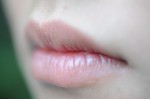 Thoa hỗn hợp này ngày 2 lần, môi thâm xì cũng trở nên hồng hào và căng mọng
