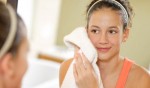 Trị dứt điểm mụn trứng cá chỉ bằng cách rửa mặt với nước muối 2 lần một ngày