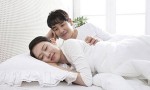 Bị mẹ chửi là ngu khi cưới gái làng chơi về làm vợ, đêm tân hôn tôi không tin nổi vào mắt mình khi thấy “thứ đó” trên ga giường