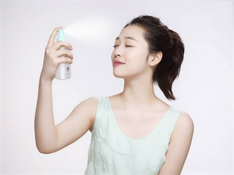 Xịt nước này lên mặt, da trở nên mềm mại và trắng mịn thần kỳ không cần bôi kem