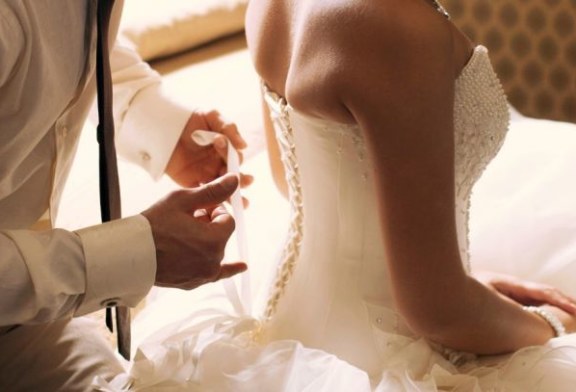 Đêm tân hôn chồng vội vàng bỏ chạy ngay sau khi lột váy ngủ của vợ ra