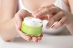 Tự chế kem dưỡng ẩm tại nhà với nha đam và dầu dừa cực dễ