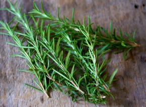 Nguyên liệu quen thuộc giúp tóc dày, bóng mượt