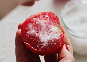 Nếu bị mụn cám lâu năm làm mọi cách vẫn không khỏi, hãy chà một lát cà chua lên mặt,bạn sẽ thấy bất ngờ xảy ra