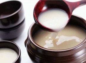 Dưỡng da trắng mịn như tuyết đơn giản với rượu gạo rẻ tiền