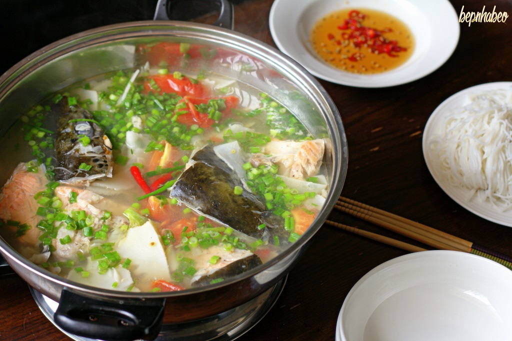 Cách nấu lẩu đầu cá hồi măng chua đơn giản và ngon miệng