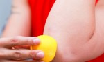 Chà hỗn hợp chanh đường 5 phút, đầu gối thâm đen sẽ trở nên trắng mịn để thỏa sức diện váy ngắn