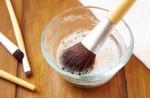 Cách vệ sinh cọ trang điểm từ những thứ có sẵn tại nhà, không phải mua nước rửa chuyên dụng