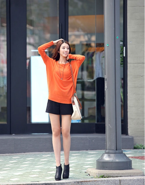 Chất lừ đến công sở ngày đầu thu với áo len mỏng