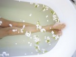 CƠ THỂ NHIỀU MỤN LÀ DO HÀNG NGÀY BẠN ĐÃ TẮM SAI CÁCH