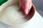 Nhúng mặt nạ giấy vào cốc nước này rồi đắp 15 phút, da mướt mịn bất ngờ