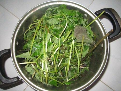 Xông mặt với nồi nước này rồi chườm đá mỗi sáng, da đen sạm