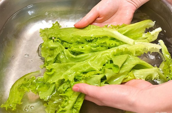 Da hết mụn và trở nên trắng mịn bất ngờ nhờ rau xà lách