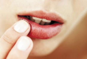 Thoa hỗn hợp này mỗi ngày 2 lần, môi thâm xì cũng trở nên đỏ hồng và căng mọng