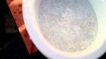 Thông nghẹt bồn cầu toilet bằng đá viên, đơn giản tưởng chừng vô dụng mà hiệu quả bất ngờ