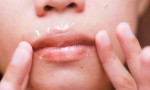 Thoa mật ong rồi dán miếng nilon lên môi, bí quyết giúp môi trở nên căng mọng, hồng hào mà chẳng cần xăm