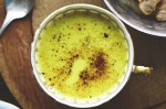 Nhờ uống “sữa vàng”, phụ nữ U40 Ấn Độ vẫn trẻ trung như con gái tuổi 20