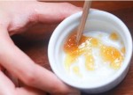 5 phút làm hỗn hợp này, 2 phút bôi và 2 lần cảm nhận môi lúc nào cũng căng mọng, mướt mịn như vừa đánh son