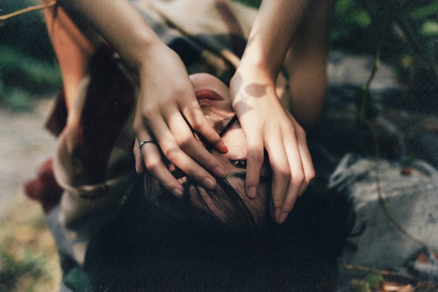 "Thứ đàn bà dễ dãi như cô, tôi chơi là để qua đường thôi chứ ngu gì mà cưới về làm vợ"!