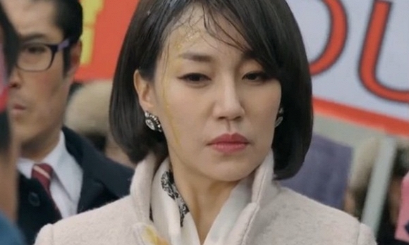 Chứng kiến cảnh vợ hất cả bô nước tiểu vào mặt mẹ, chồng điên tiết đánh đuổi vợ đi trong đêm mưa bão nhưng 20 phút sau thì…