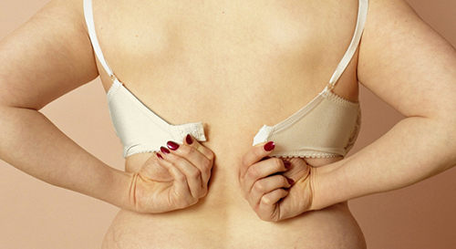 Tránh 5 sai lầm làm cho ngực của bạn nhanh chảy xệ