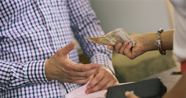Dọn nhà, phát hiện túi tiền 60 triệu "quỹ đen" và vẻ mặt méo xệch của chồng