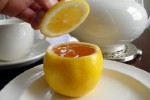 Uống nước chanh pha mật ong buổi sáng để giải độc và làm đẹp da