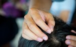 "Ngứa tay" nên nhổ tóc bạc, bạn đang có thói quen cực xấu nên chấm dứt ngay
