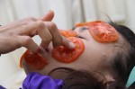 Chà cà chua lên mặt 3 giây/ngày, bạn sẽ sốc về kết quả ngay sau đó