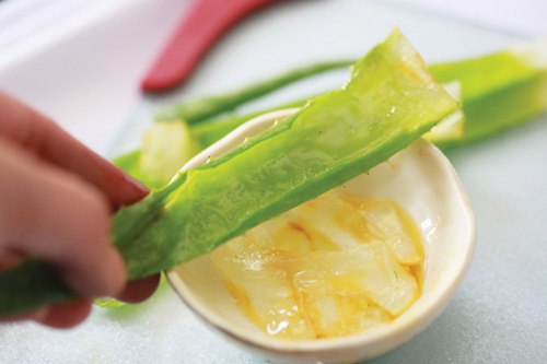 Dùng hỗn hợp này 2 lần mỗi ngày, môi thâm đen khô nứt cũng hồng hào sau 3 tuần