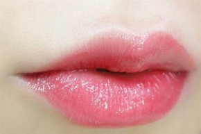 Bôi cái này và để qua đêm, môi nứt nẻ chảy máu hay thâm xì cũng trở nên hồng hào