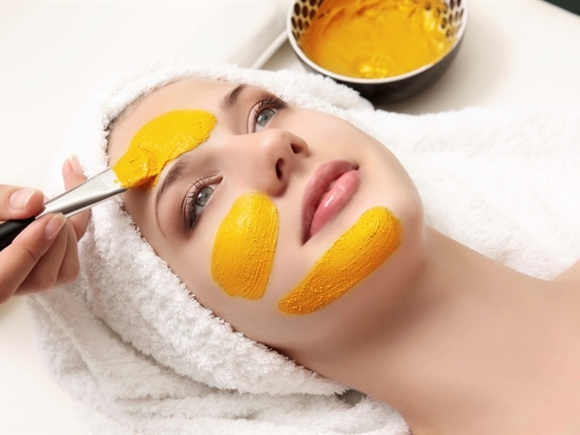 Da xấu đến đâu cũng phải trắng mịn với những công thức mặt nạ tinh bột nghệ sau 1 đêm