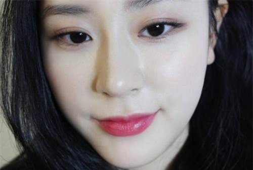 Giã nát rau này rồi đun với giấm, da trắng mịn, căng mướt như nhung