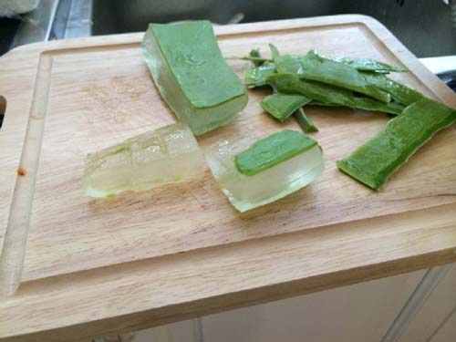 Thái nha đam thành các miếng rồi đông lạnh, da trắng mịn rõ rệt chỉ sau 15 phút chà