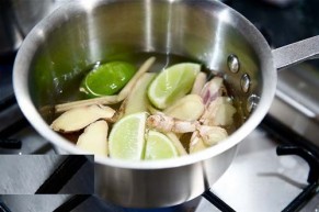 Chỉ với một nồi nước xông, da sẽ tự động đẩy nhân mụn ẩn - mụn đầu đen ra ngoài