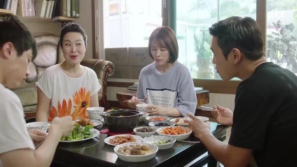 “Con dâu của tôi sướng lắm, suốt ngày ăn ngủ chả làm việc gì” ai ngờ con dâu chỉ vào chậu bát cười khẩy bảo...