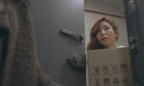 “Chị làm thế nào chứ anh nhà ngày nào cũng đến đây đòi 5 nháy tôi mệt lắm” rồi cố tình rên thật to mà không biết ngoài cửa đang có