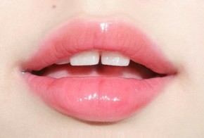 Không cần đi xăm, bạn vẫn có được đôi môi hồng hào quyến rũ nhờ chăm chỉ thoa thứ này.