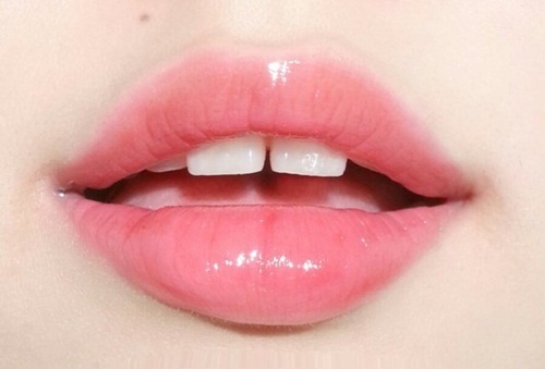 Những mẹo dưỡng giúp đôi môi luôn căng mọng