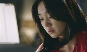 Vợ người ta sáng nào cũng đợi ở cửa chờ chồng hôn tạm biệt còn tôi thì đợi từng đồng tiền chồng ban phát cho